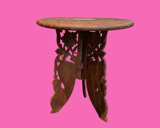 Petite table décorative en bois sculpté à la main des années 1970