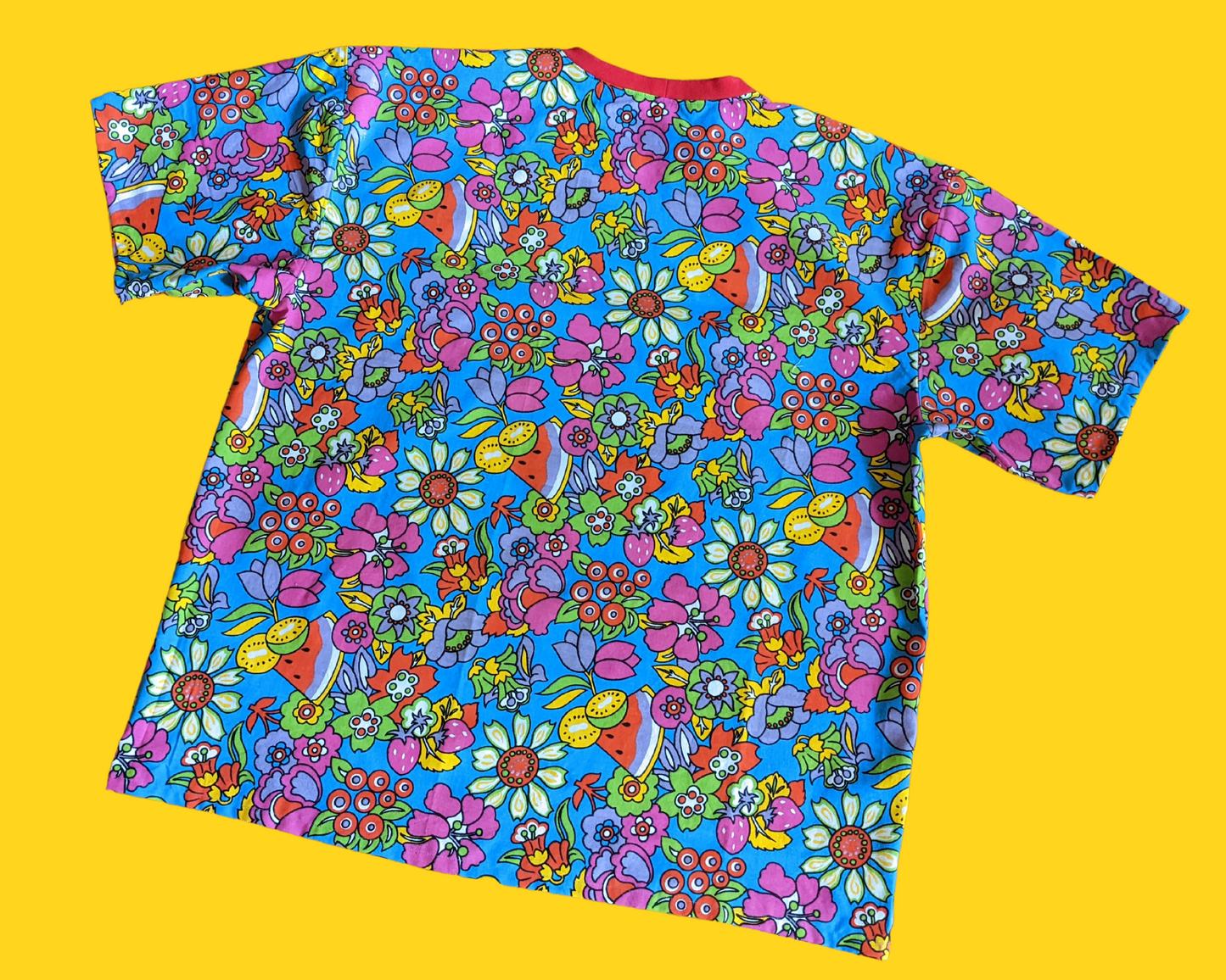 T-shirt en tissu à motifs floraux et fruits colorés fait à la main et recyclé surdimensionné XL