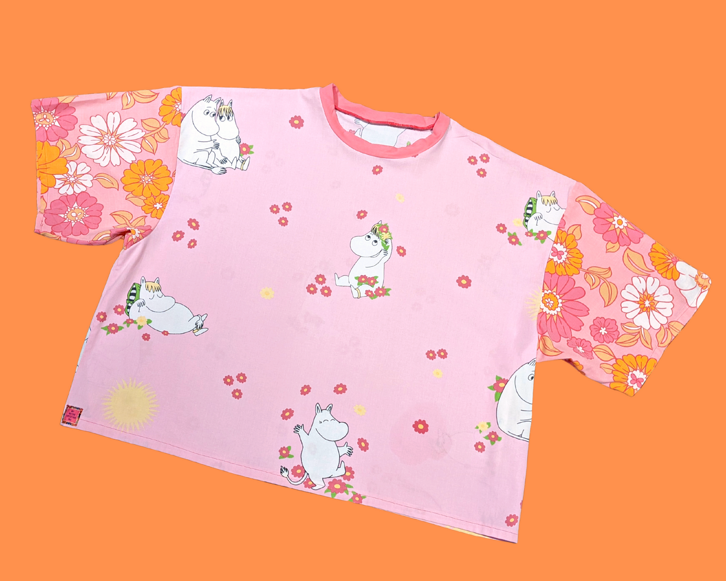 Fait à la main, Upcycled The Moomins Vintage 1990's Bedsheet + Orange et Rose Floral Fabric T-Shirt Oversized XL