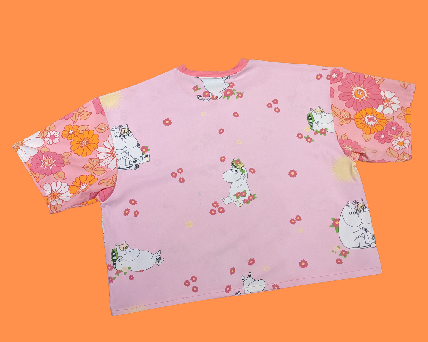 Fait à la main, Upcycled The Moomins Vintage 1990's Bedsheet + Orange et Rose Floral Fabric T-Shirt Oversized XL