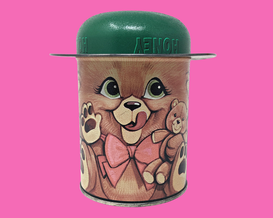 Petit ours vintage des années 1990 avec une boîte en étain de couverture de chapeau vert