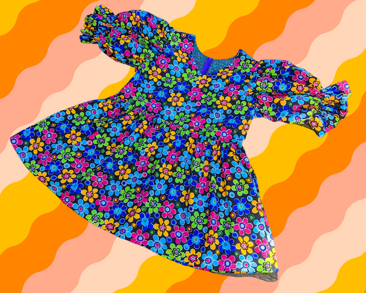 Fait à la main, Upcycled Vintage 1990's Colorful Flower Power, Robe en tissu à motifs groovy avec manches bouffantes mi-longues, Taille L/XL