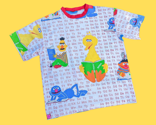 Fait à la main, Upcycled Sesame Street Vintage 1980's Bedsheet T-Shirt Oversize XS - Convient comme une taille M