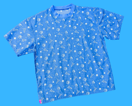 Fait à la main, Upcycled Starships and Moon Patterned Bedsheet T-Shirt Oversize XS - Convient comme une taille M