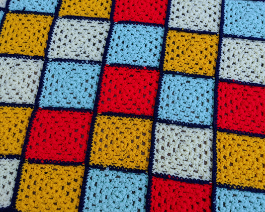 Couverture au crochet en laine jaune, bleu, turquoise et jaune vintage des années 1970