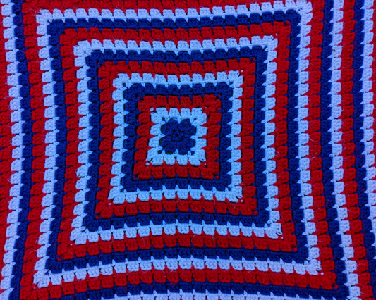 Couverture au crochet en laine bleue, rouge et blanche vintage des années 1970