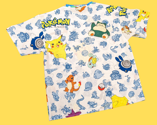 Fait à la main, Upcycled Vintage 1990's Pokemon Bedsheet T-Shirt Oversize XS - Convient comme une taille M