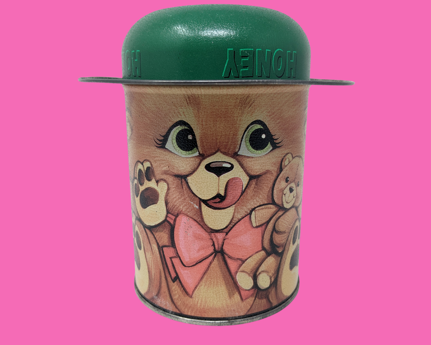 Petit ours vintage des années 1990 avec une boîte en étain de couverture de chapeau vert