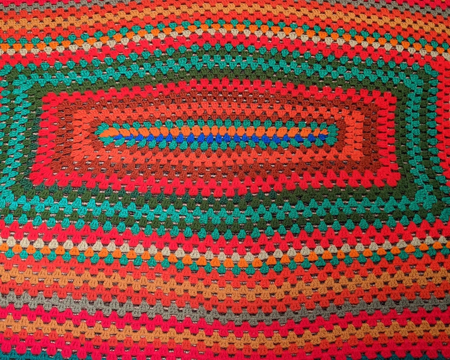 Couverture au crochet en laine colorée vintage des années 1970