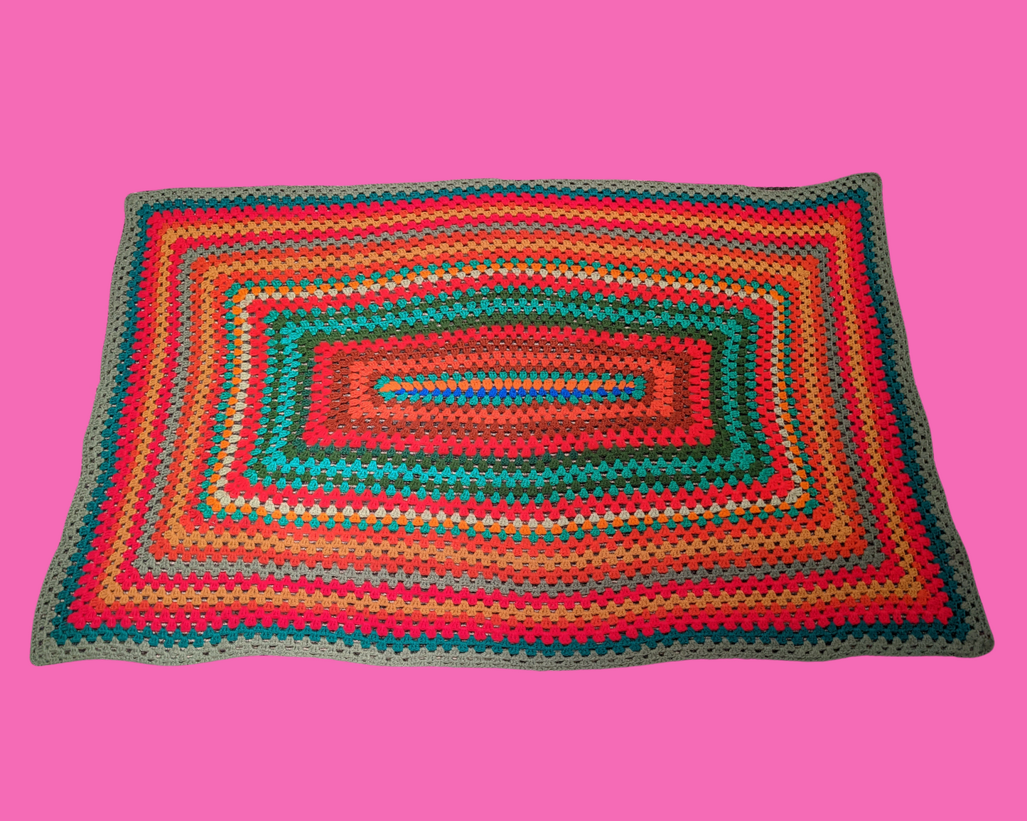 Couverture au crochet en laine colorée vintage des années 1970