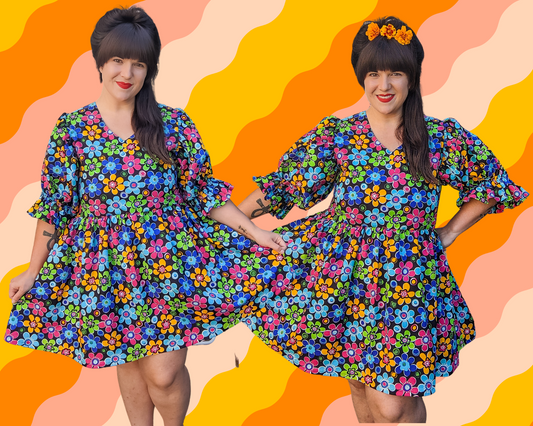 Fait à la main, Upcycled Vintage 1990's Colorful Flower Power, Robe en tissu à motifs groovy avec manches bouffantes mi-longues, Taille L/XL