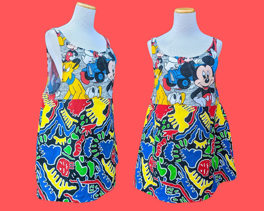 Fait à la main, Upcycled Mickey Mouse &amp; The Gang Dress, Jupe colorée vintage des années 1990 Taille M