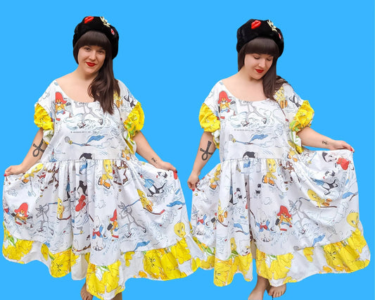 Fait à la main, Upcycled Vintage 1980 Looney Tunes Bedsheets Dress, Short Puffy Sleeves, Floral Fabric Size 2XL